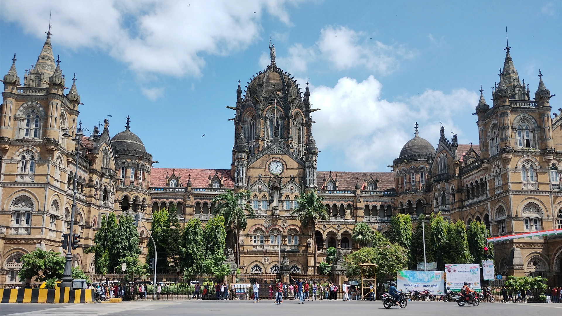 Mumbai : A metropolitan with a unique charm